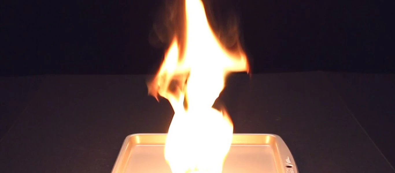 Δείτε τι θα συμβεί αν ανάψετε ένα κερί ανάμεσα σε δύο ποτήρια (βίντεο)